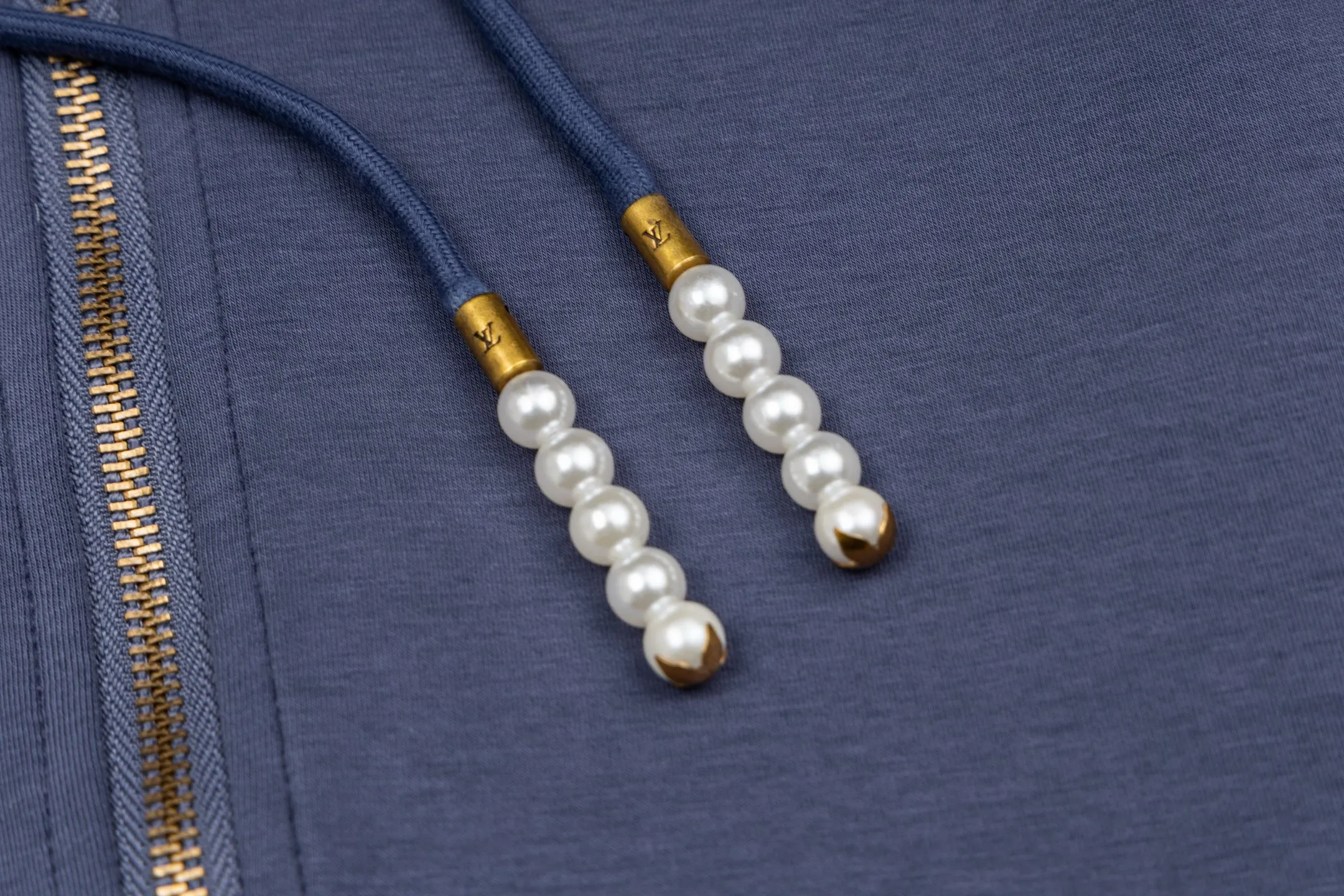 🅿️480 1v logo embroidered pearl pendant hooded jacket (grey blue) The original purchase was 12,000 developed. The fabric is made of 36S 400g double yarn double-sided fabric, with 32S 320g double yarn thread. The double yarn double-sided fabric has high quality and delicate feel. This fabric is usually made by winding two yarns, which adds drape and texture to the fabric. It has good breathability and moisture absorption, can effectively wick away sweat, and keep the body dry and comfortable. Marque L Uuitton deposee embroidery on the chest, simple letter pattern embellishment on the chest, and the letter size spacing effect is consistent. Using linen embroidery thread combined with encrypted processing, the embroidery body has a subtle matte visual texture; the embroidery effect is three-dimensional and full. The smaller the embroidery, the more sophisticated and demanding it is. The embroidery thread is made of imported material, which is more flexible and glossy than ordinary embroidery thread; the stitches are clear and smooth, and have a three-dimensional texture effect. The end of the drawstring is embellished with beads, and the zipper front is decorated with beaded Monogram flowers. The entire line has exclusive original developed pearl series accessories, and customized imported pearls of the same size are paired with new lettering metal compositions. String the pearls together according to a certain order and rules, choose high-quality pearls, the beading craftsmanship is fine, the material is safe and harmless, and the pearl beads add highlights. Size:S-M-L-XL